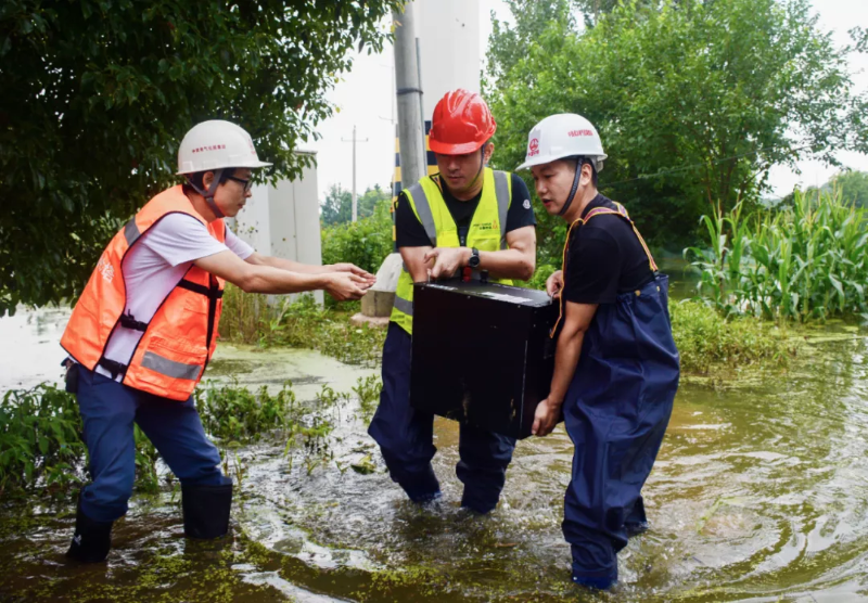 Workers of Wuhan Railway Electrification Bureau Group transfer telecommunication devices.